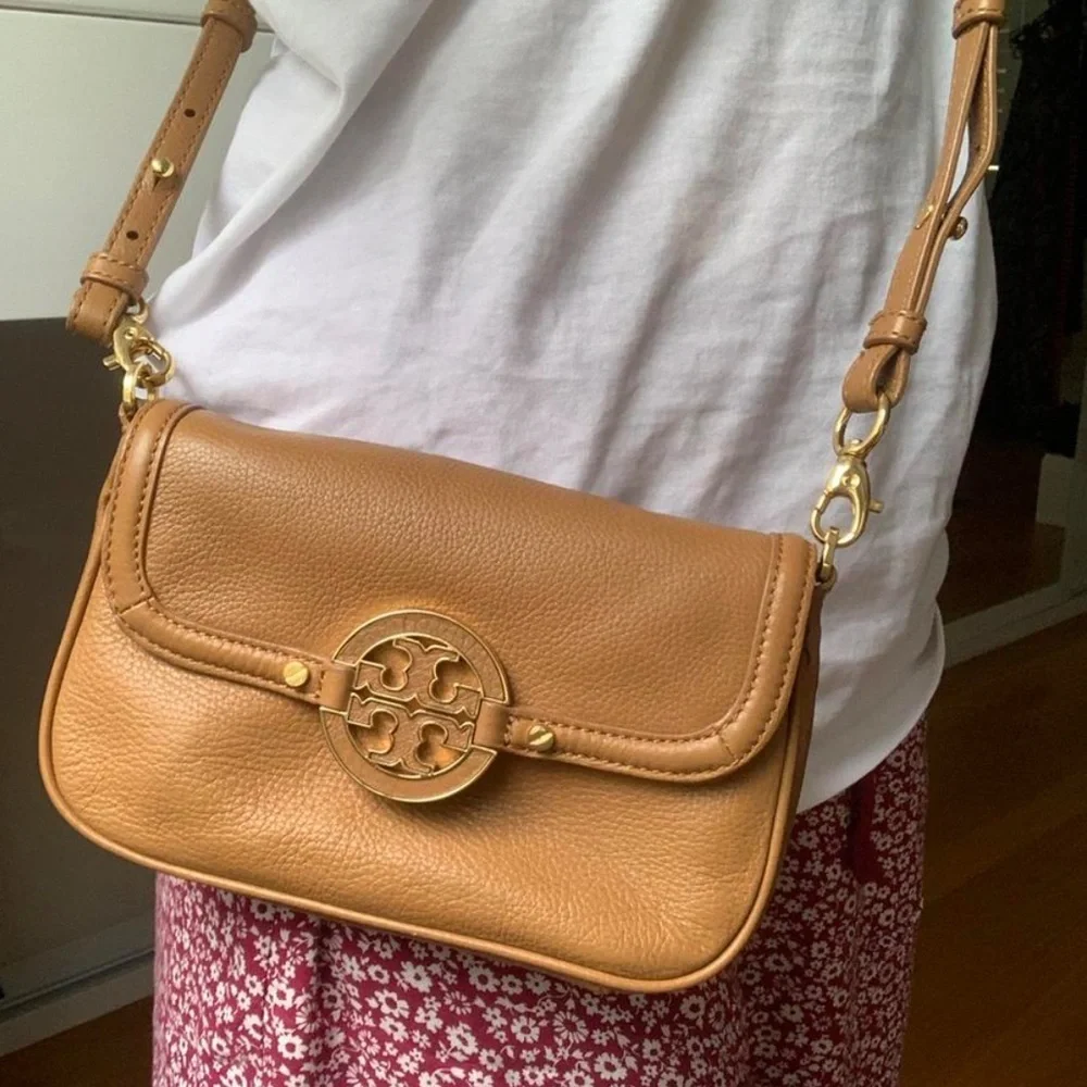 Tory Burch Amanda Mini Crossbody Bag in tan_2